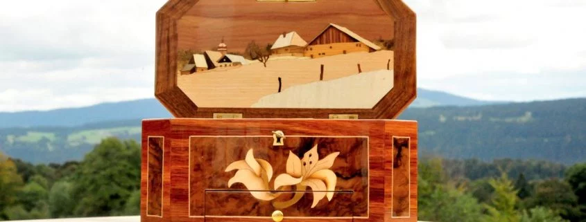 Boîte à musique avec décor en marqueterie>