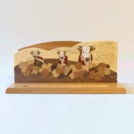 Range courrier en bois, marqueterie "vaches"