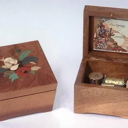 Boîte à musique, marqueterie "fleurs"