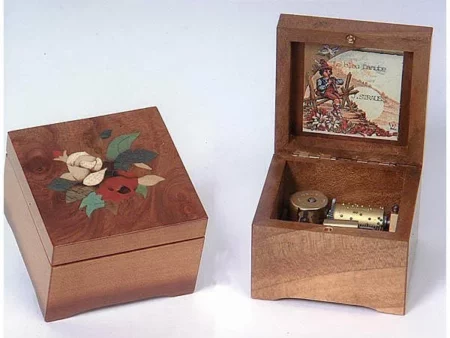 Boîte à musique, marqueterie "fleurs"