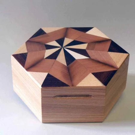 Boîte à musique hexagonale "Rose des sables"