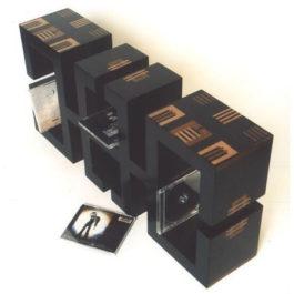 Meubles Totem range CD avec marqueteries