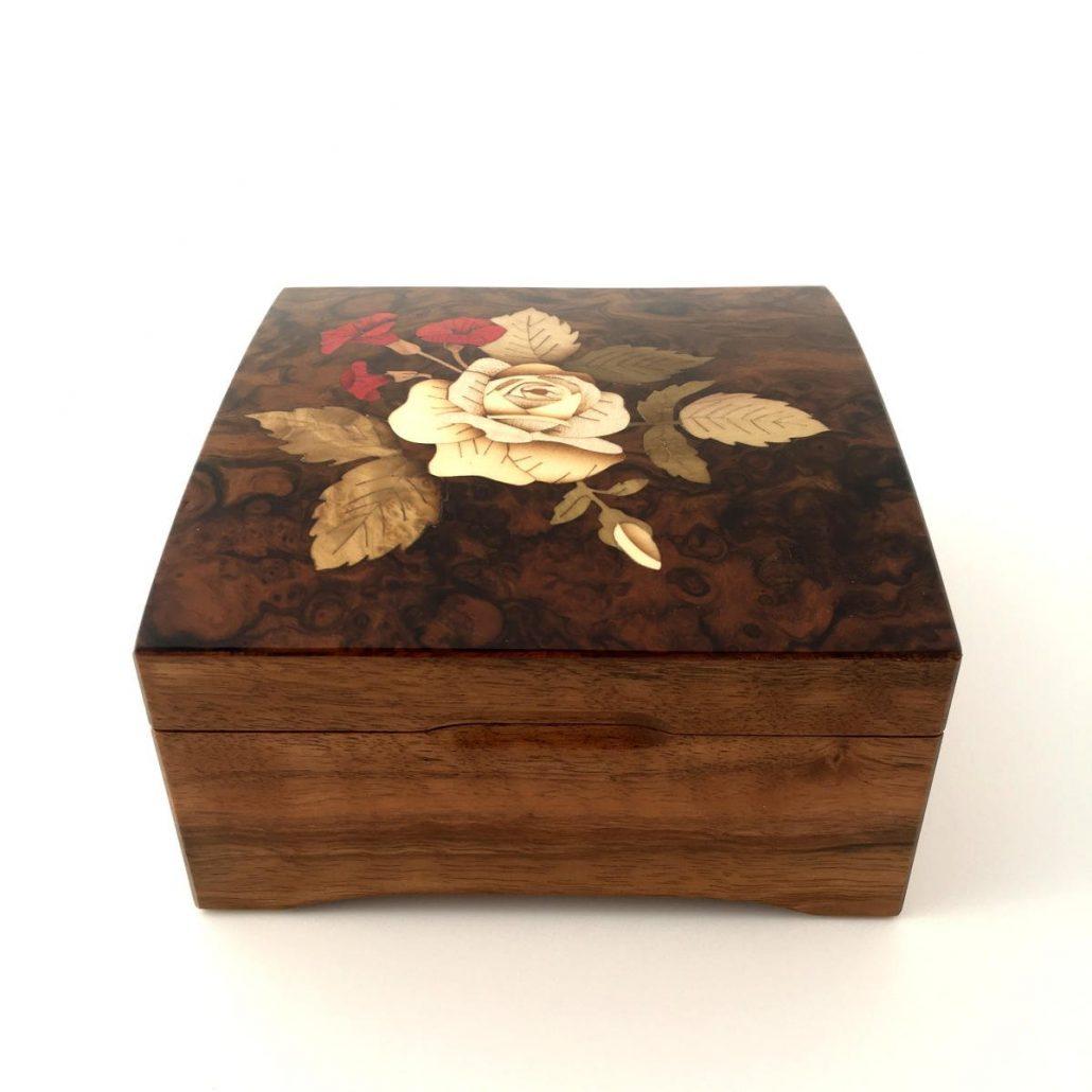 Coffret à bijoux bombé - marqueterie "rose blanche" Réf Li10