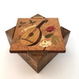 Boîte à bijoux instrument, décor en marqueterie, réf. P4