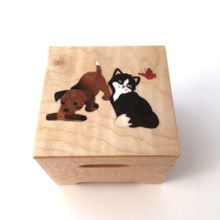 Boîte à musique chien et chat, carrée, décor en marqueterie, réf. C24