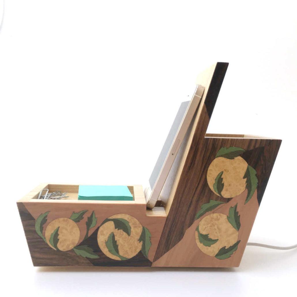Organisateur de bureau en bois avec support téléphone, marqueterie "terres et feuilles" réf OP3