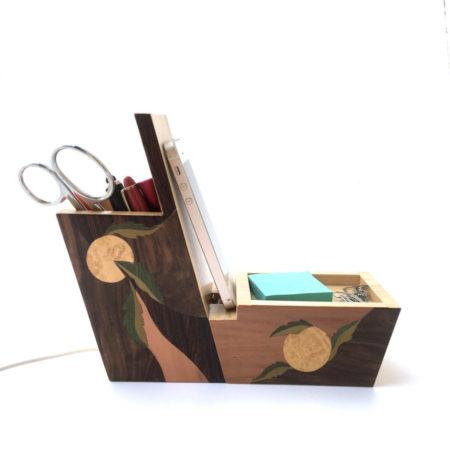 Organisateur de bureau en bois avec support téléphone, marqueterie "terres et feuilles" réf OP3